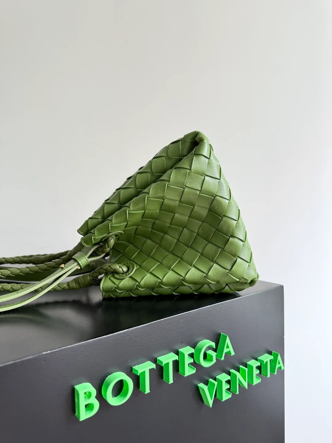 Batch 1760 BV home is new! Andiamo combines the Bottega Veneta archive parachute handbag to inherit retro elements and integrate modern trends. The same style as Shu Qi's in Beijing Night. It is a continuation of the classic bag. It has three functions: hand carry, shoulder and cross-body. It is embellished with metal brass knot buckles. It is small and has an amazing capacity. It can easily hold sunglasses in a box / small bottle of water / powder powder / charger and other daily necessities when going out. The upper body is versatile. Style number: 796569 Size: 21*17*16.5cm